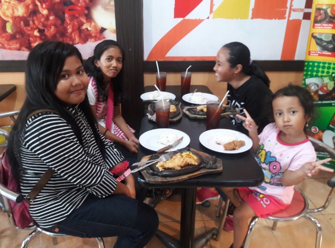Nikmati Keindahan Alam dan Kuliner di Warung Pinusan Cilacap